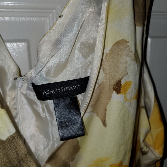 Yellow low V-neck Dress - Picture 2 of 6